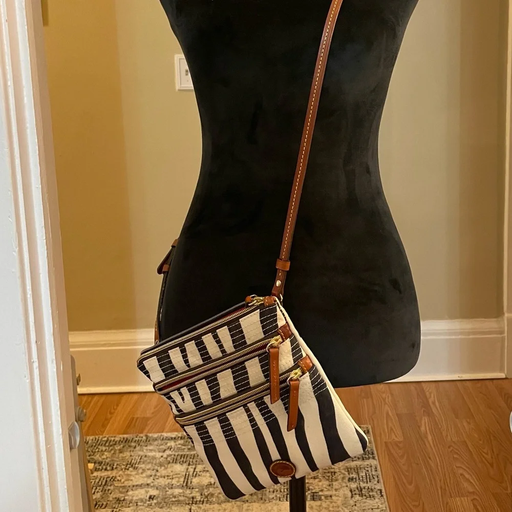 NWOT Dooney & Bourke Nylon North South Triple Zip Animal Crossbody Red Lining 🎁 - Picture 2 of 11